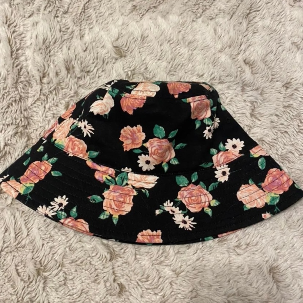 H&M bucket hat